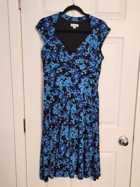 Feminine Flowy Floral dress-Gathered V neck-Empire Waist-side zip-Size 10-12-Med